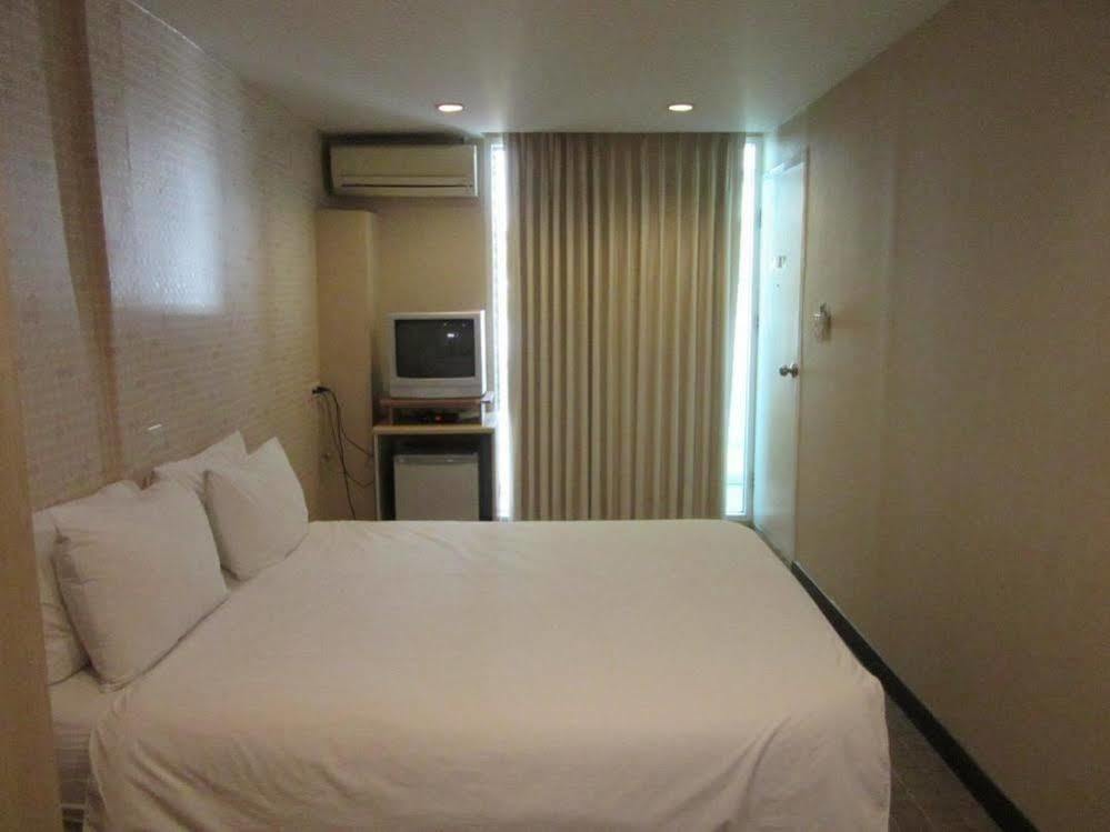Hotel Urban House Bangkok Esterno foto