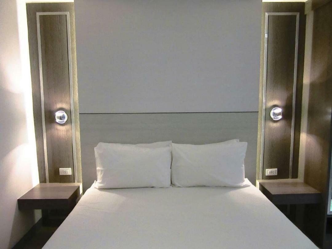 Hotel Urban House Bangkok Esterno foto